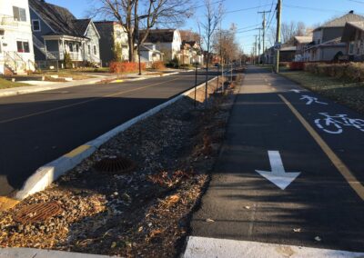 Cellules de biorétention implantées entre la piste cyclable et la rue